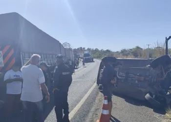 Acidente entre carro e carreta deixa mulher morta e três feridos na BR-316, em Barro Duro