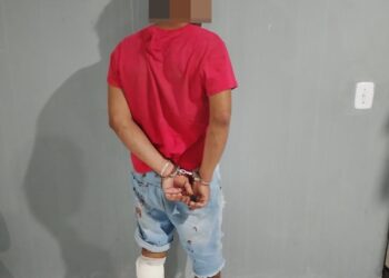 Homem descumpre medida protetiva, resiste à prisão e ameaça policiais em São João do Arraial