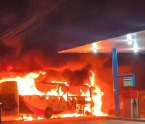 Ônibus fica completamente destruído após incêndio em Porto, no Norte do Piauí