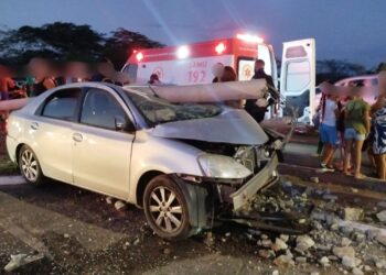 Carro derruba poste após colisão e deixa casal ferido na Zona Leste de Teresina