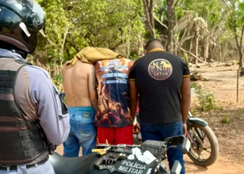 Abordagem da PM termina com três homens presos por suspeita de porte ilegal de armas e tráfico de drogas em Timon